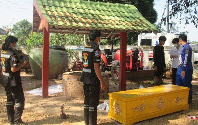 หลวงพ่อตามกลิ่นเหม็นผงะพบศพหนุ่มในบ่อ