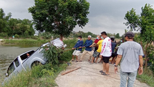 ดึงเบรคมือไม่สุดกระบะไหลตกน้ำ