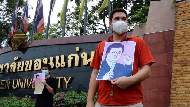 คณะราษฎรยืนหยุดขัง แสดงออกเชิงสัญลักษณ์ปล่อยตัวแกนนำ