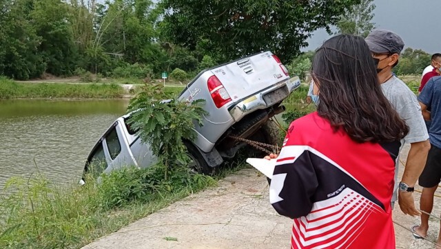 ดึงเบรคมือไม่สุดกระบะไหลตกน้ำ