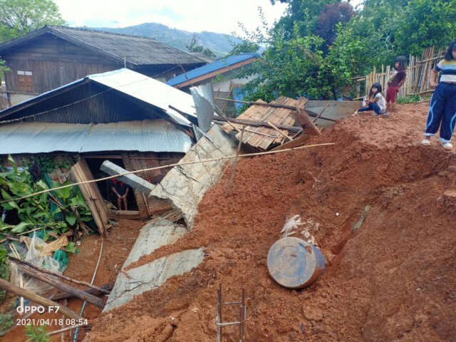 พายุฝนกระหน่ำดินสไลด์-กำแพงล้มทับบ้าน