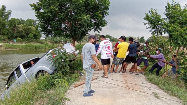 ดึงเบรคมือไม่สุดกระบะไหลตกน้ำ