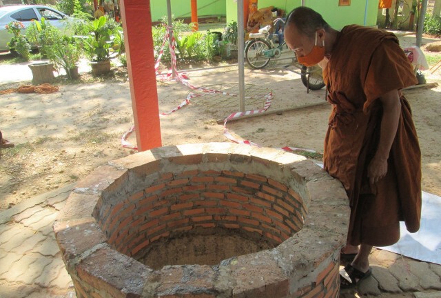 หลวงพ่อตามกลิ่นเหม็นผงะพบศพหนุ่มในบ่อ