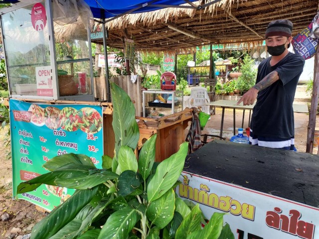 ขยะแขยงกองทัพหนอนบุกร้านข้าวมันไก่