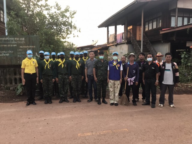 พายุพัดบ้านเรือนขณะกำลังซ่อมหลังคาทหารหนีตาย