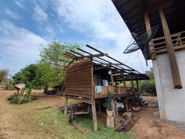 พายุพัดบ้านเรือนขณะกำลังซ่อมหลังคาทหารหนีตาย