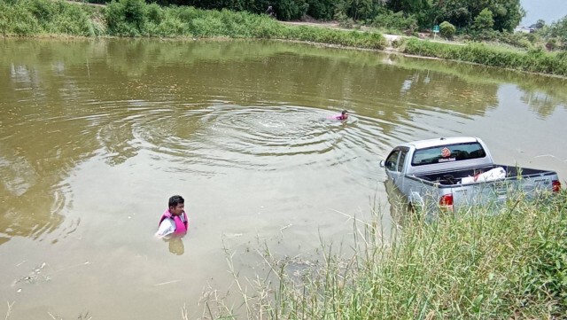 ดึงเบรคมือไม่สุดกระบะไหลตกน้ำ