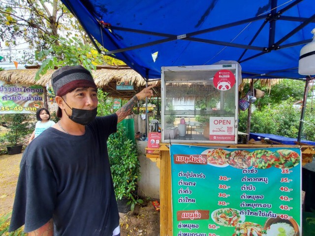 ขยะแขยงกองทัพหนอนบุกร้านข้าวมันไก่