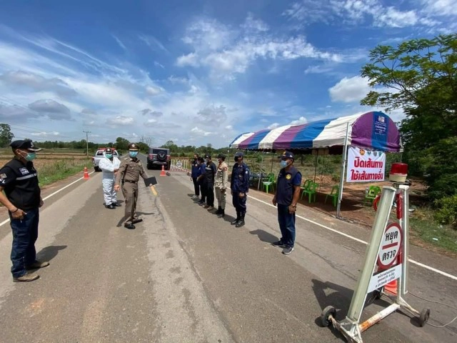 ตั้งด่านตรวจเข้ม ห้ามเข้า-ออกหมู่บ้านหลังชาย 56 ติดโควิดเสียชีวิต