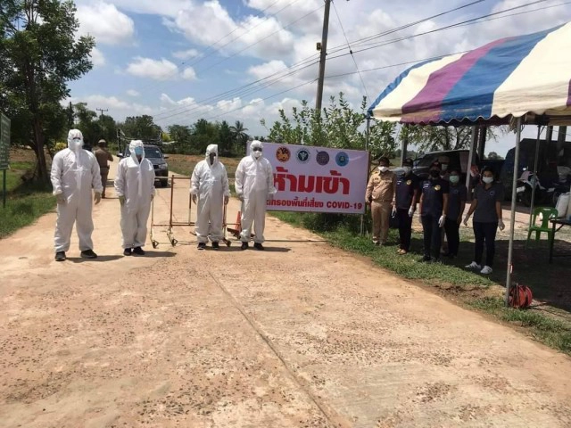 ตั้งด่านตรวจเข้ม ห้ามเข้า-ออกหมู่บ้านหลังชาย 56 ติดโควิดเสียชีวิต