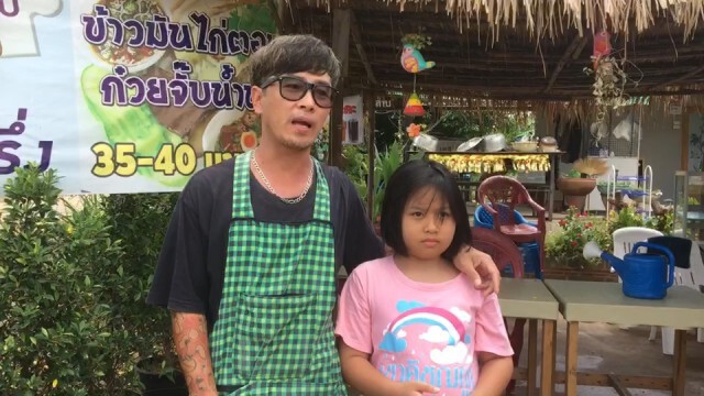 หนอนบุกร้านข้าวมันไก่เริ่มเป็นดักแด้ ชาวบ้านแห่ขอซื้อไปขาย