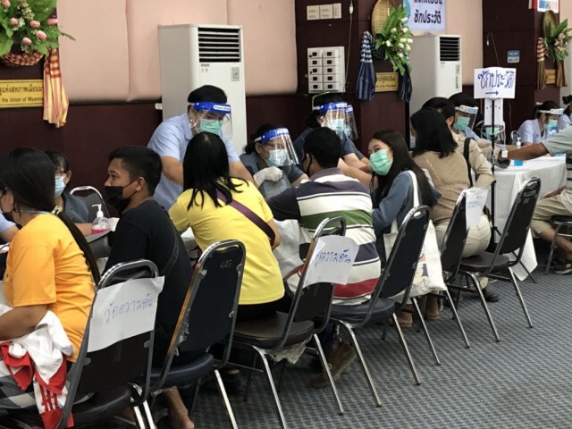 ชาวแม่สอดนับพันแห่ฉีดวัคซีน