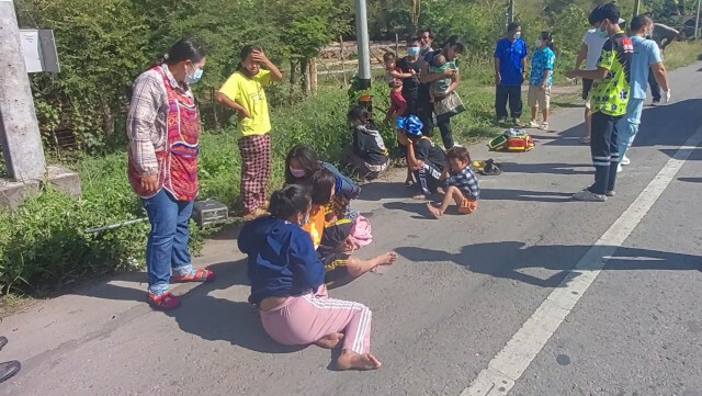 ซิ่งกระบะเสียหลัก-พุ่งตกคูน้ำเจ็บระนาว