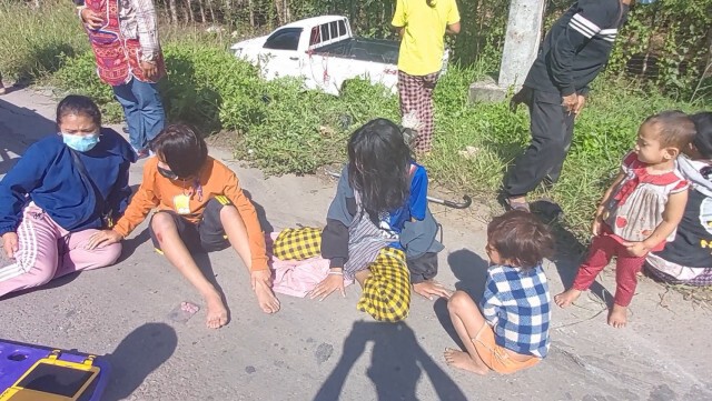ซิ่งกระบะเสียหลัก-พุ่งตกคูน้ำเจ็บระนาว