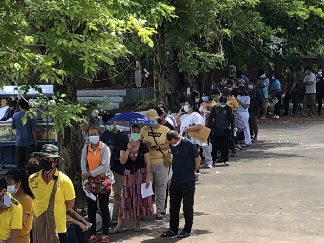 ชาวแม่สอดนับพันแห่ฉีดวัคซีน