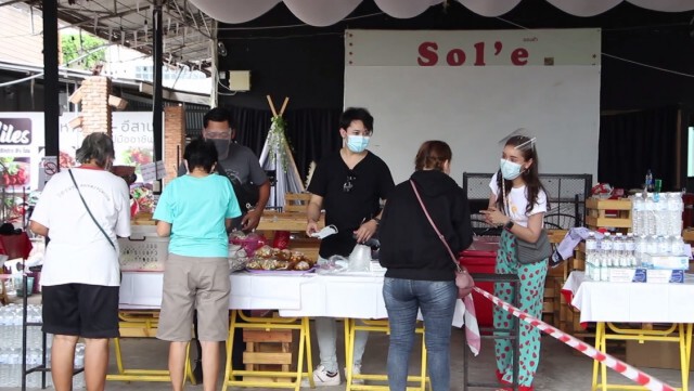 สวยใจดี! ร้านอาหารดังเมืองขอนแก่น แจกอาหารฟรีสู้โควิด19