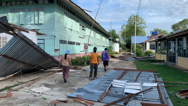 พายุถล่มโรงเรียน บ้านเรือนพังยับนับร้อยหลัง