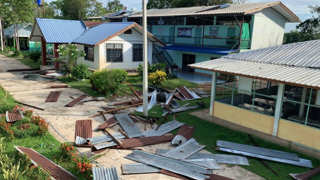 พายุถล่มโรงเรียน บ้านเรือนพังยับนับร้อยหลัง