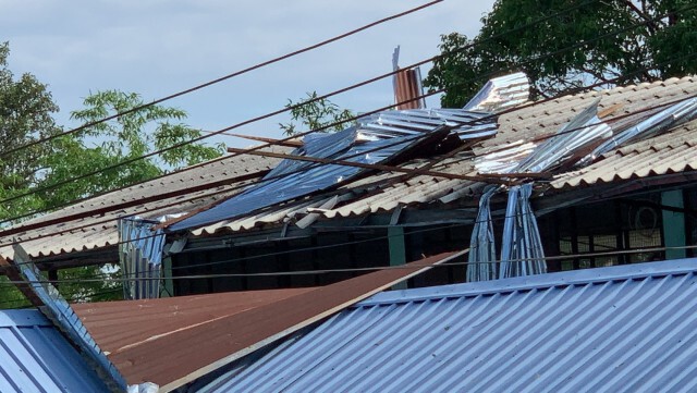 พายุถล่มโรงเรียน บ้านเรือนพังยับนับร้อยหลัง
