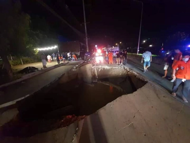 ถนนทรุดเป็นหลุมลึกขนาดใหญ่รถยนต์ตก 3 คันบาดเจ็บ 3 คน