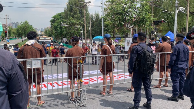 มวลชนทะลุฟ้าจัดกิจกรรม ยืน112 นาที ร้องปล่อยแกนนำราษฎร