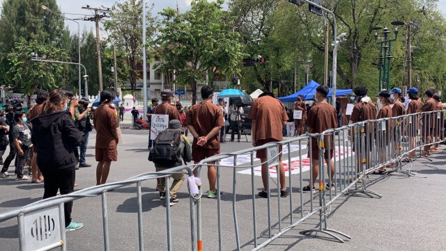 มวลชนทะลุฟ้าจัดกิจกรรม ยืน112 นาที ร้องปล่อยแกนนำราษฎร