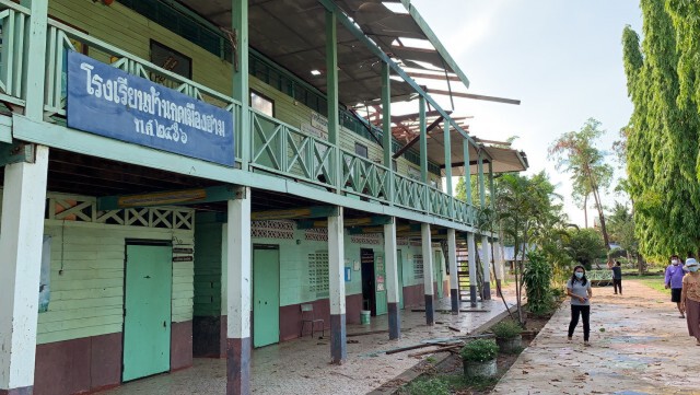 พายุถล่มโรงเรียน บ้านเรือนพังยับนับร้อยหลัง