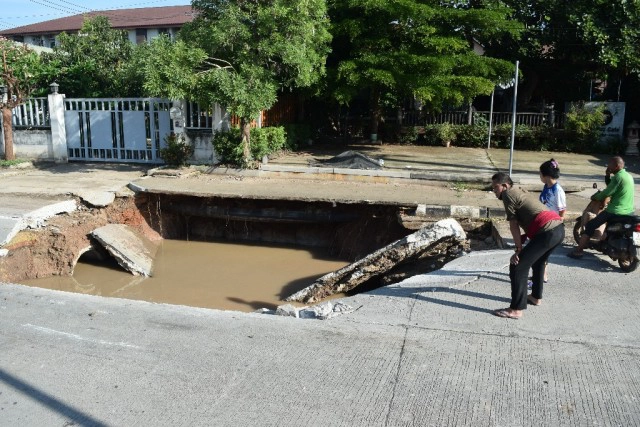 ถนนทรุดเป็นหลุมลึกขนาดใหญ่รถยนต์ตก 3 คันบาดเจ็บ 3 คน