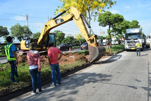 ถนนทรุดเป็นหลุมลึกขนาดใหญ่รถยนต์ตก 3 คันบาดเจ็บ 3 คน