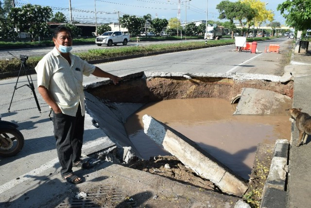 ถนนทรุดเป็นหลุมลึกขนาดใหญ่รถยนต์ตก 3 คันบาดเจ็บ 3 คน