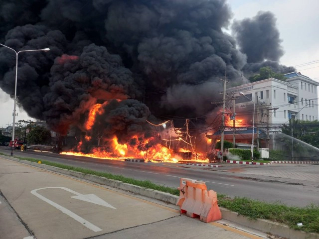 ไฟไหม้โกดังน้ำมัน บ.ขายน้ำมันเครื่องย่านอ้อมใหญ่