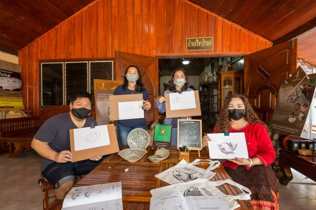 ลวดลายสังคโลกบนผืนผ้า-ที่"บ้านปรีดาภิรมย์"