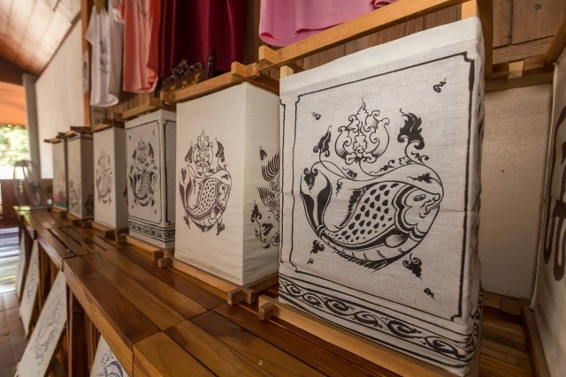 ลวดลายสังคโลกบนผืนผ้า-ที่"บ้านปรีดาภิรมย์"
