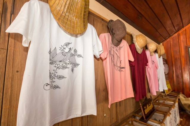 ลวดลายสังคโลกบนผืนผ้า-ที่"บ้านปรีดาภิรมย์"