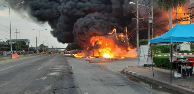 ไฟไหม้โกดังน้ำมัน บ.ขายน้ำมันเครื่องย่านอ้อมใหญ่