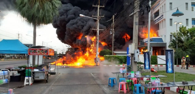 ไฟไหม้โกดังน้ำมัน บ.ขายน้ำมันเครื่องย่านอ้อมใหญ่