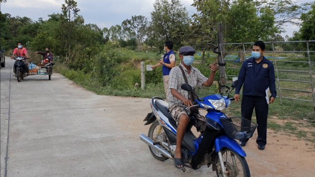 ตรวจเข้มบ้านหนองกอก หลังผู้ว่าโคราชสั่งล็อกดาวน์หมู่บ้าน