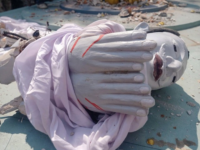 ทุบแล้วรูปปั้นตัดหัวพุทธบูชา เตรียมเอาผิดลูกศิษย์ไม่ห้ามตัดหัว