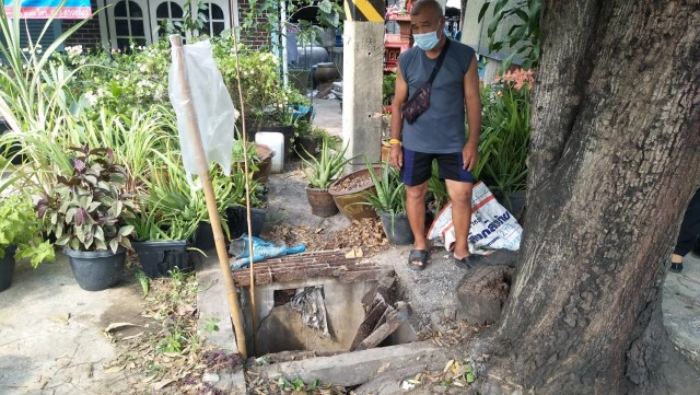 หวิดดับ ! ตะแกรงเหล็กชำรุด สาวพิมายพลัดตกท่อระบายน้ำ