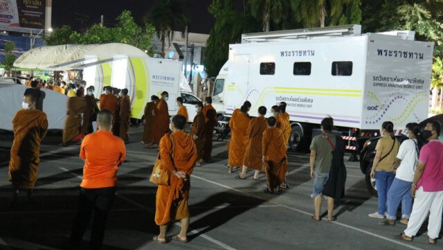 ลุ้นผลตรวจโควิด พระ-เณรกว่า 40 รูป