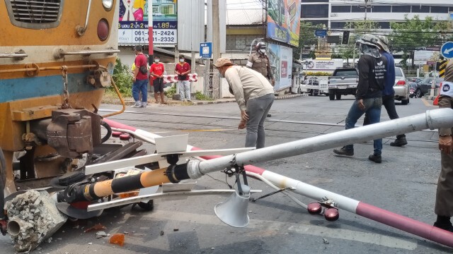 ระบบห้ามล้อขัดข้องหัวรถจักรทะลุรางพุ่งชนเครื่องกั้นและรถยนต์