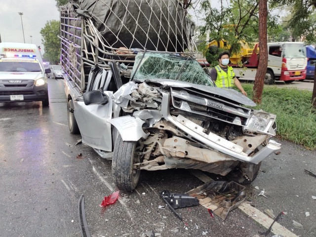 กระบะพุ่งชนท้ายรถเก๋งก่อนกระเด็นยัดท้ายสิบล้อ เด็ก 3 ขวบขาติดภายใน