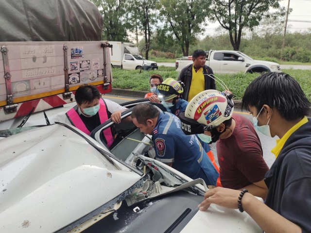 กระบะพุ่งชนท้ายรถเก๋งก่อนกระเด็นยัดท้ายสิบล้อ เด็ก 3 ขวบขาติดภายใน