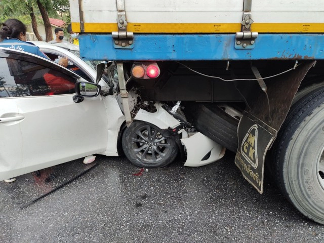 กระบะพุ่งชนท้ายรถเก๋งก่อนกระเด็นยัดท้ายสิบล้อ เด็ก 3 ขวบขาติดภายใน