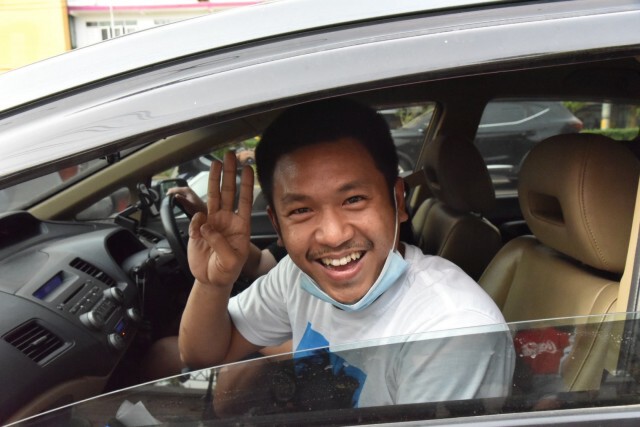 "ไผ่ ดาวดิน-สมยศ" พ้นคุกแล้ว! หวังศาลให้ความเป็นธรรมเพื่อนแกนนำ