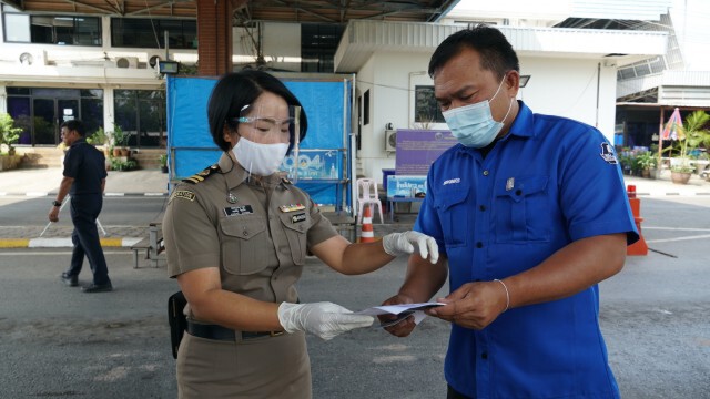ตรวจเข้มรถบรรทุกเข้าออกด่านสะพานหลังแอบนำยาบ้าเข้าประเทศ