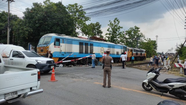 ระบบห้ามล้อขัดข้องหัวรถจักรทะลุรางพุ่งชนเครื่องกั้นและรถยนต์