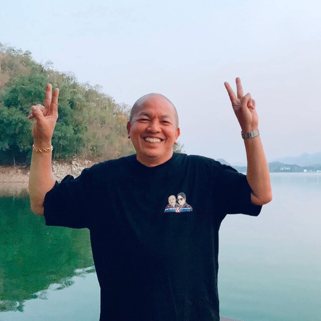 "แจ๊ส-บอล" ยกมือไหว้ วอนทีมแพทย์รักษาผู้ว่าฯสมุทรสาคร ช่วยเหลือ "น้าค่อม"