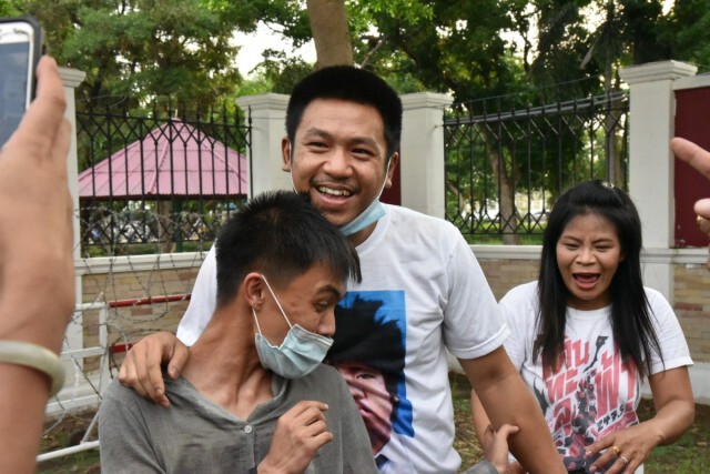 "ไผ่ ดาวดิน-สมยศ" พ้นคุกแล้ว! หวังศาลให้ความเป็นธรรมเพื่อนแกนนำ
