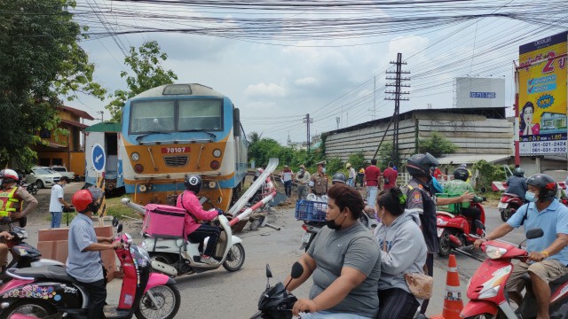 ระบบห้ามล้อขัดข้องหัวรถจักรทะลุรางพุ่งชนเครื่องกั้นและรถยนต์